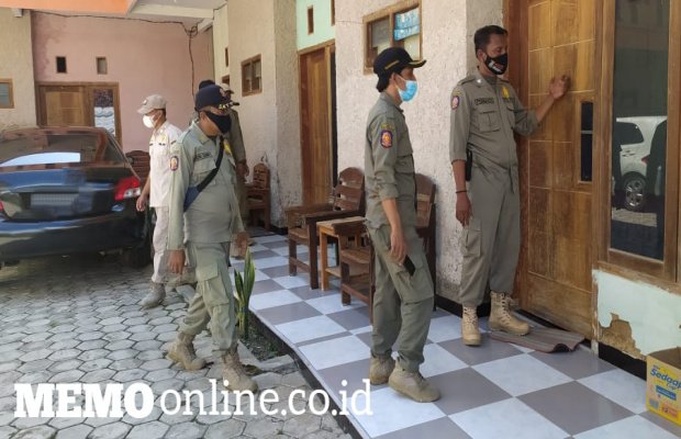 Foto : Satpol PP Kabupaten Pamekasan Saat Cek Salah Satu Usaha Rumah Kos.