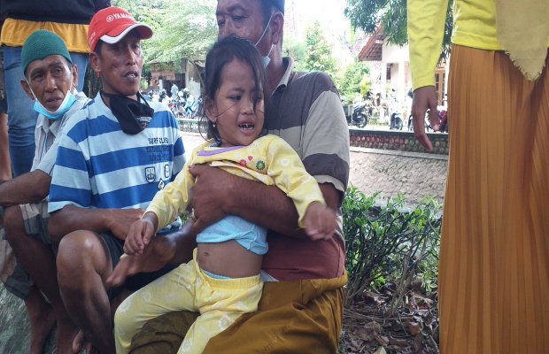Foto: Nabila, putri alm. Herman saat ditenangkan pihak keluarga di pinggir sungai