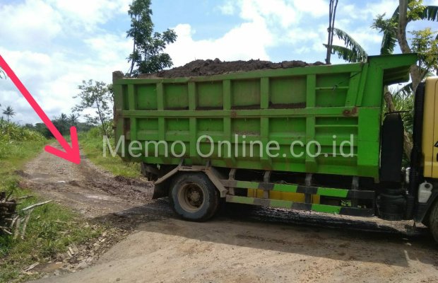 Foto: Kodisi terkini jalan rusak saat di lintasi damp truck pengangkut pasir.