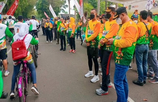 Foto : pelepasan di garis start Jalan A. Yani Lumajang