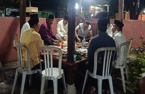 Foto: Bupati Fauzi saat makan malam di Pulau Sepudi