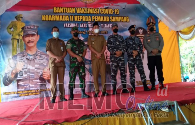 Foto : Wakil Bupati Sampang H Abdullah Hidayat bersama Kepala Staf Koarmada II TNI Al Laksamana Pertama Racmad Jayadi usai vaksinasi di wisata pantai Camplong