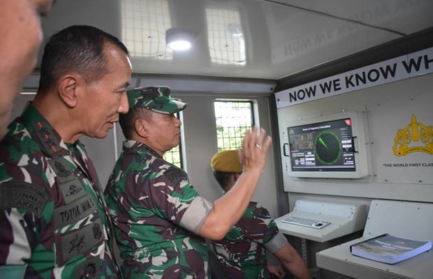 Foto: Kasad saat tinjau WLR-88