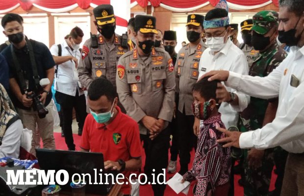  Foto : Kabareskrim Polri Bersama Kapolda Jatim, Bupati, Dandim 0826 dan Kapolres Pamekasan Saat Pantau Vaksinasi Serentak.  