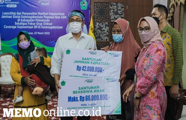 Foto : Bupati Pamekasan Saat Serahkan Santunan Kematian Kepada Ahli Waris Pegawai non ASN.  