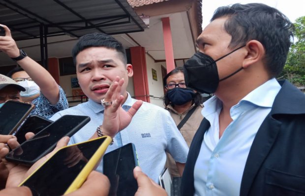 Foto : Tim kuasa hukum JEP saat diwawancarai para awak media.