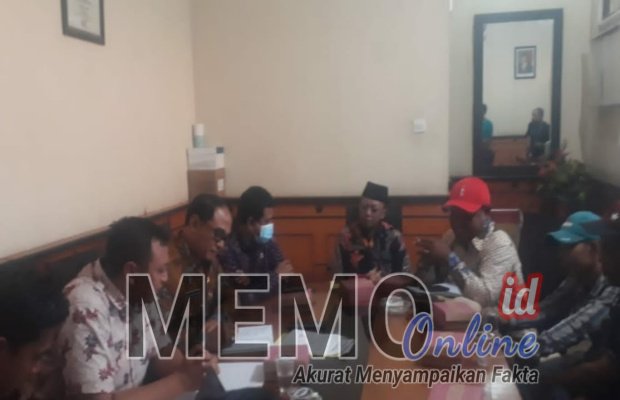 Foto : LSM Lasbandra saat audiensi di kantor DPMD Sampang