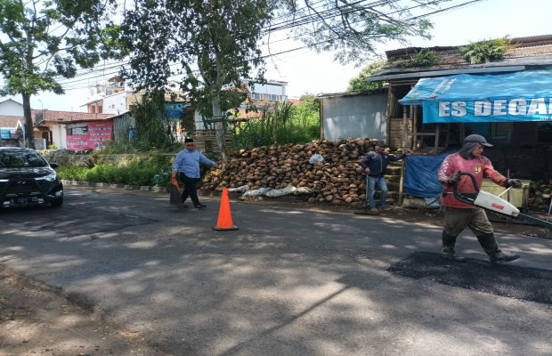 Foto: Kepala Dinas PUPR Pemkot Batu saat mengawasi proses pengaspaslan di Jalan Raya Oro-oro Ombo.