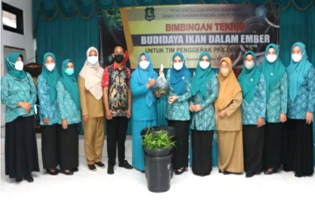 Foto: Sesi foto bersama TP PKK, DKPP dan peserta bimtek Budikdamber