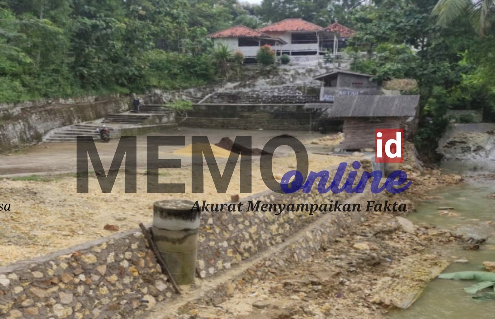 Foto : Pekerjaan ulang proyek TPT di Desa Aeng Panas yang hancur diterjang banjir.
