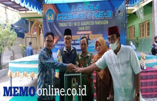   Foto : Bupati Pamekasan Saat Serahkan Piala Kepada Juara Umum SDN Kangenan 1 Pamekasan.  