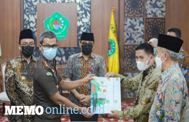 Foto: Proses Penandatanganan Kerjasama Pendampingan Hukum antara Pemkab dan Kejari Pamekasan