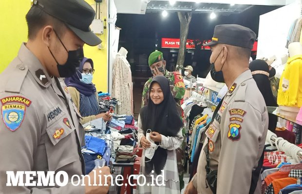Foto : Patuhi Prokes, Anggota Polres Pamekasan Pasangkan Masker Gratis Kepada Warga.