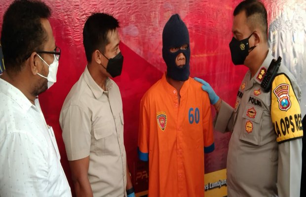 Foto : Tersangka ( berbaju orange ).