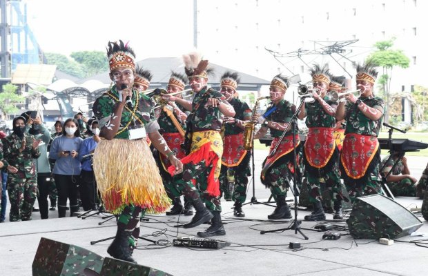 Foto: Group Band Kodam V/ Brawijaya sedang beraksi