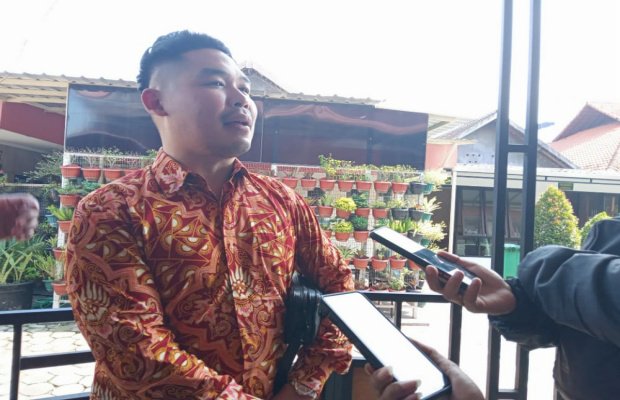 Foto: Kuasa hukum JE saat diwawancarai para awak media
