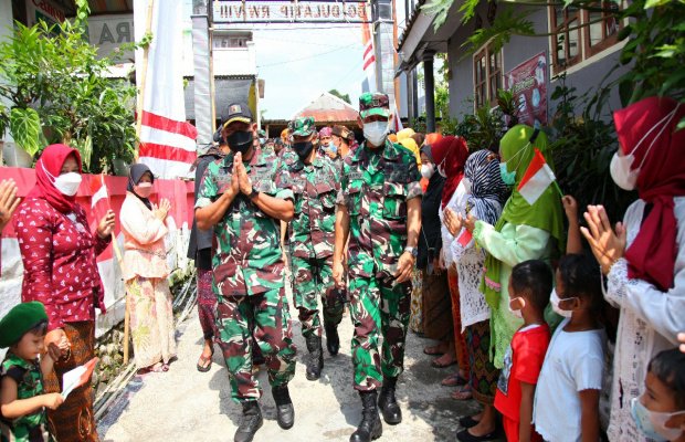 Foto : Setibanya ketua tim penilai di Senduro Lumajang