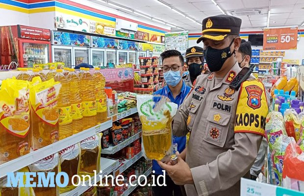 Foto: Kapolres Pamekasan Saat Tinjau Ketersediaan Minyak Goreng di Salah Satu Toko