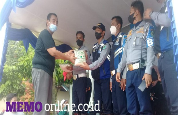 Foto: Owner PR Ayunda saat memberikan bantuan sosial kepada puluhan anggota Dinas Perhubungan Pamekasan