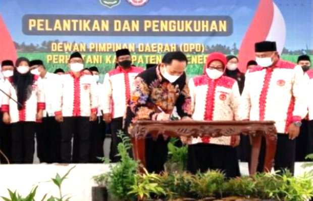 Foto: Kepala DKPP Sumenep Arif Firmanto saat menandatangani SK DPD Perhiptani periode 2022 – 2027