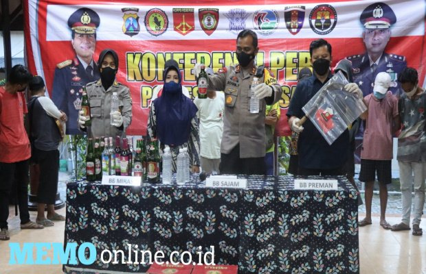 Foto: Kapolres Pamekasan Didampingi Kasi Humas dan Kasat Reskrim Menunjukan Barang Bukti Yang Diamankan