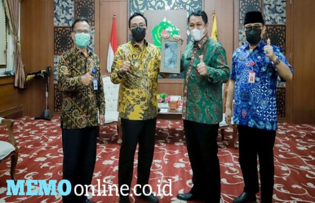 Foto: Kepala BPS Jawa Timur, Dr. Dadang Hardiwan saat memberikan Penghargaan (ISDI) kepada Bupati Pamekasan
