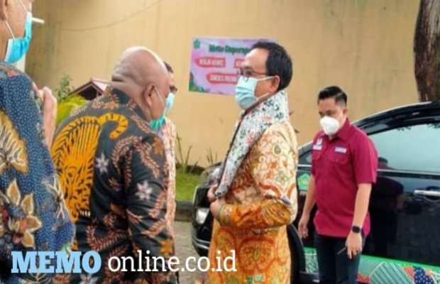 Foto: Bupati Pamekasan Disambut Kepala Disporapar, Kusairi Saat Kunjungan Kekantornya