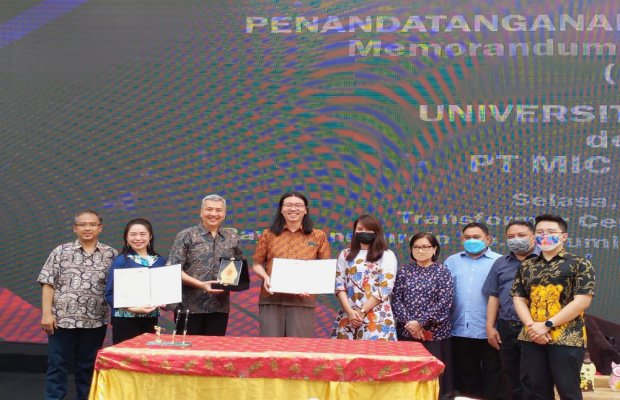 Foto: Suasana saat sesi foto bersama usai penandatanganan MoU Universitas Surabaya dengan Sekolah SPI Kota Batu.