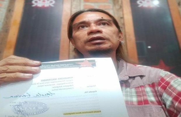 Foto : Kuasa Hukum Pelapor, Risang Bima Wijaya menunjukkan berkas laporan (Dok Risang)