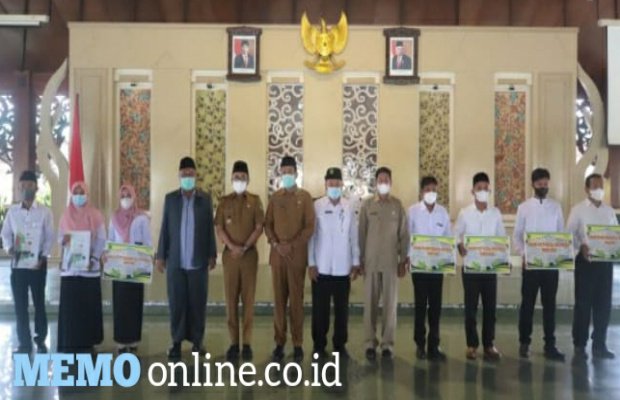 Foto: Bupati Pamekasan Saat Acara Pemberian Sertifikat Kepada Guru di Pendopo