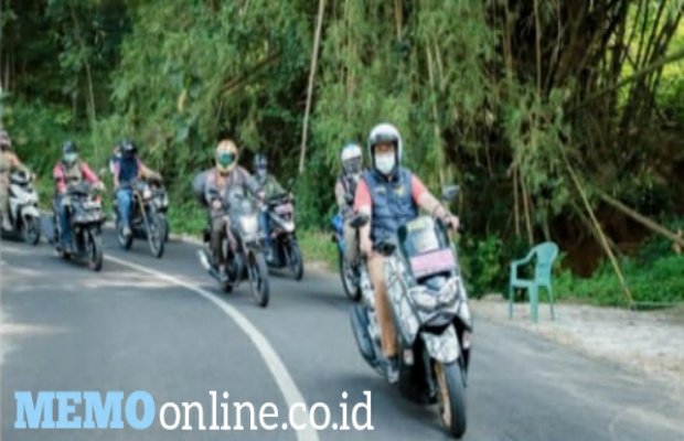 Foto: Bupati Pamekasan Saat Survey Jalan Dengan Mengendarai Motor Bersama Rombongan