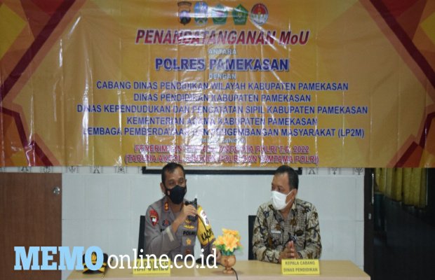 Foto: Kapolres Pamekasan Saat Proses Penandatanganan MoU  Dengan Pengawas Internal