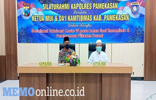 Foto: Kapolres Pamekasan Saat Memberikan Sosialisasi Vaksin dan Pelaksanaan Pilkades