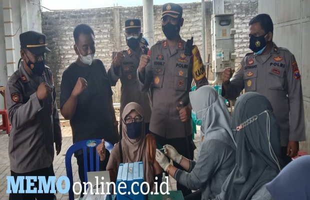 Foto: Kapolres Pamekasan Bersama Owner PR Ayunda, Danramil dan Kapolsek Pademawu Beri Semangat Warga