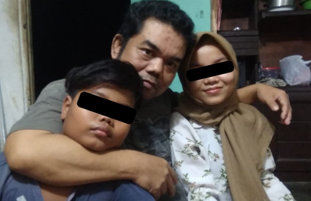Foto: Nadir bersama kedua anaknya warga Desa Kedawung, Kecamatan Mumbulsari