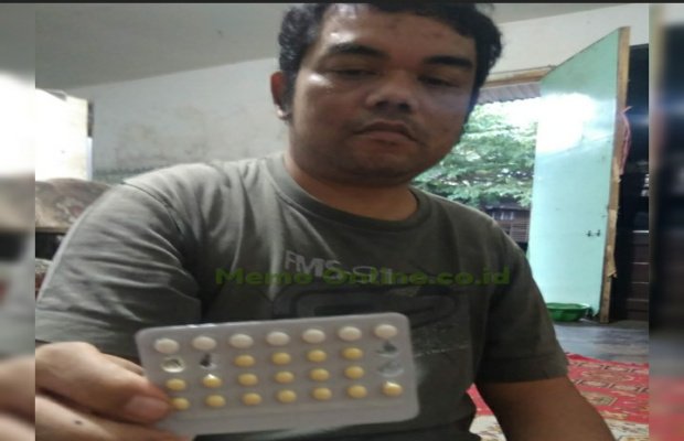 Foto: H. Nadir (41), warga kecamatan Mumbulsari, menunjukkan obat anti hamil / pil KB