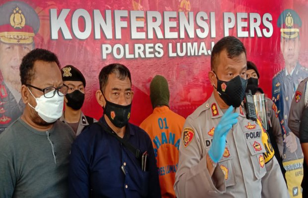 Foto : Tersangka N memakai baju orange berangka 01