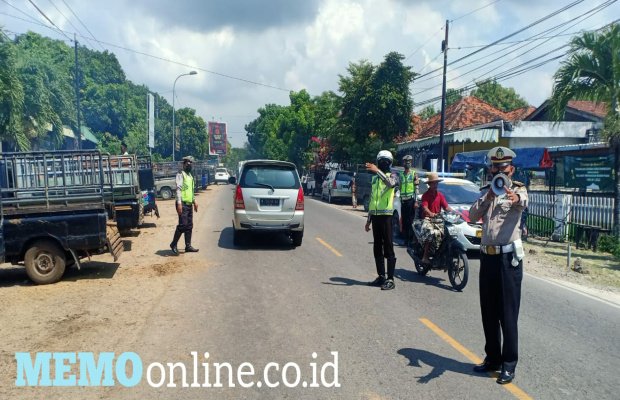 Foto: Anggota Satlantas Polres Pamekasan Saat Mengatur Lalin di Lokasi