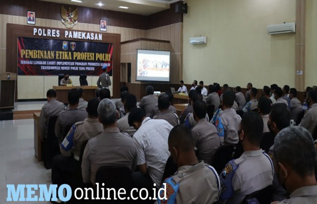 Foto: Bidpropam Polda Jatim Sosialisasi Pembinaan Etika Profesi Polri di Polres Pamekasan