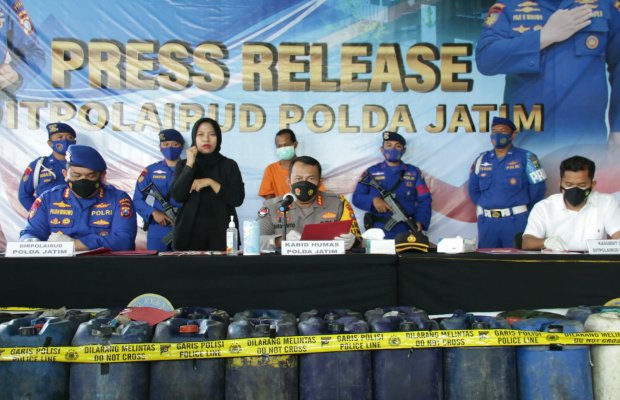 Foto: Polda Jatim saat press rilise penangkapan 4,5 Ton BBM subsidi