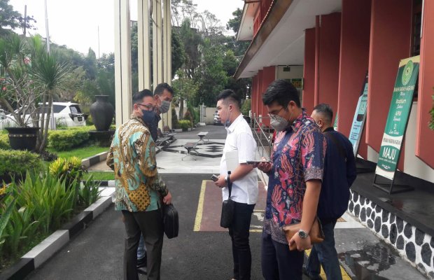 Foto: Tim kuasa hukum usai dampingi kliennya sidang keenam di PN Malang.