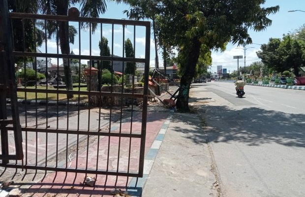 Foto: Kondisi pagar depan Kantor DPRD Sumenep yang rusak dijebol pendemo