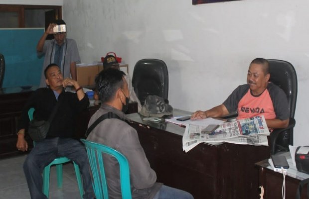 Foto: Kepala desa Kedawung didampingi sekertaris desa (sekdes),  anggota ormas PP dan wartawan media cetak