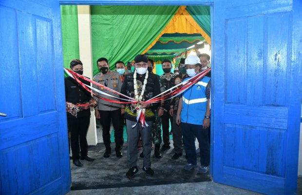 Foto: Bupati Sumenep Ach. Fauzi saat meresmikan Rumah PLTD di pulau Gili Raja