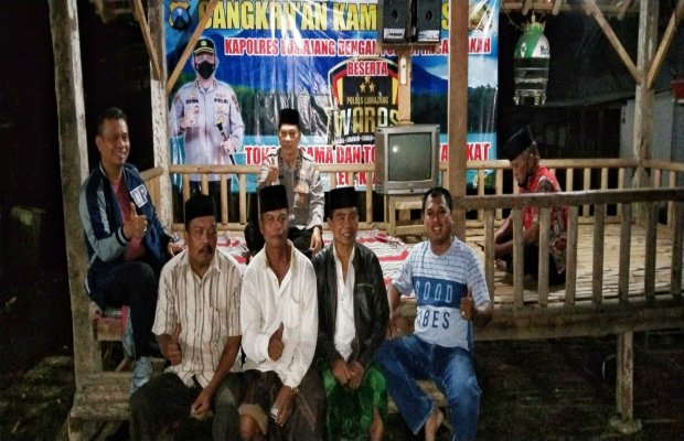 Foto : Kapolres Lumajang bersama warga di Dusun Curah Pakem Desa Mlawang