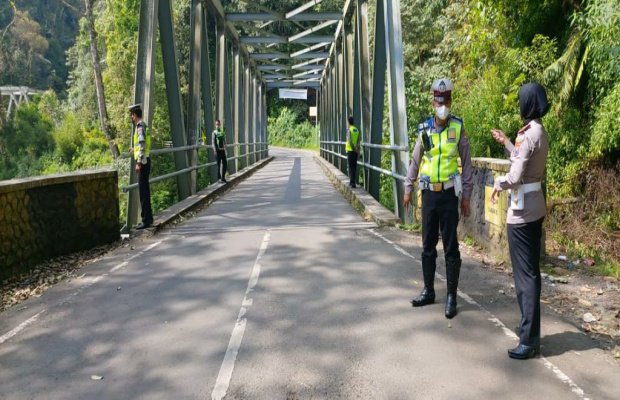 Foto: Kasat Lantas Polres Batu bersama anggota saat melaksanakan kegiatan survey jalur rawan