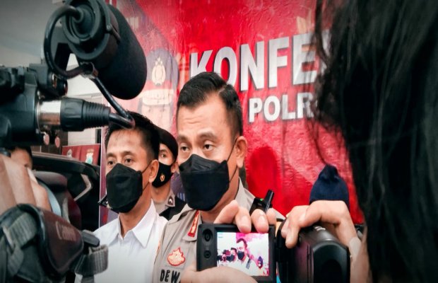Foto : Kapolres Lumajang didampingi Kasat Reskrim di acara konferensi Pers.