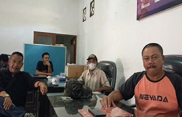 Foto: Kepala desa Kedawung didampingi sekertaris desa (sekdes),  anggota ormas PP dan wartawan media cetak