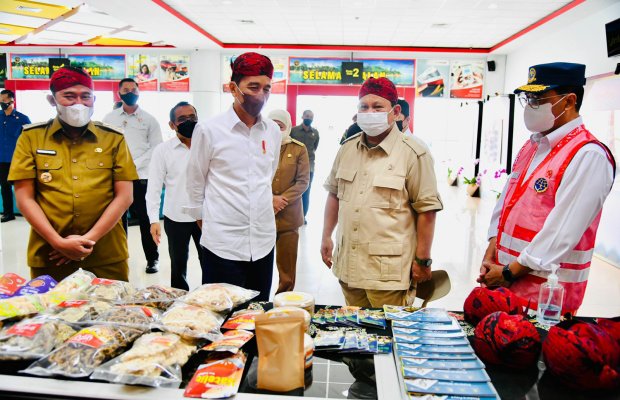 Foto: Presiden Jokowi, dan Menhan Prabowo sama - sama kenakan Blangkon