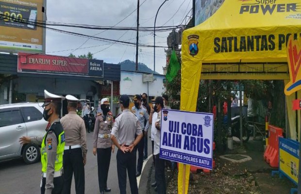 Foto: Kasat Lantas Polres Batu saat melakukan simulasi alih arus.